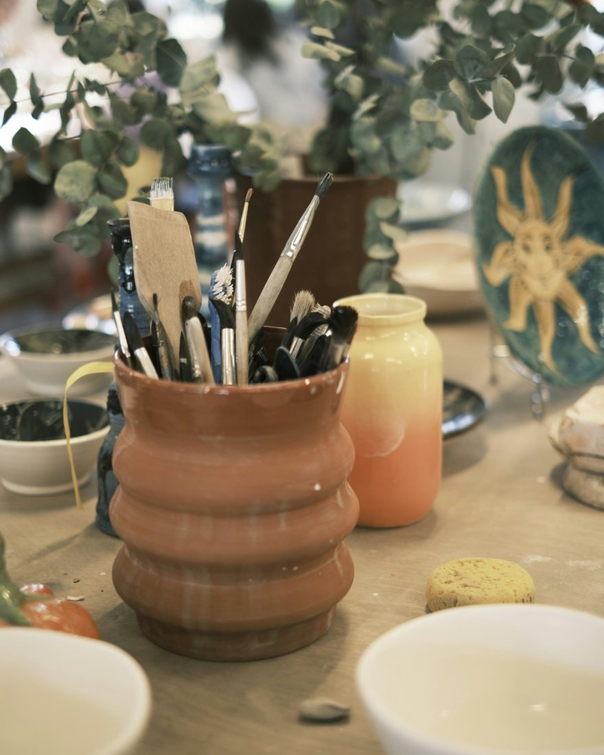 Pennelli in un vaso di terracotta