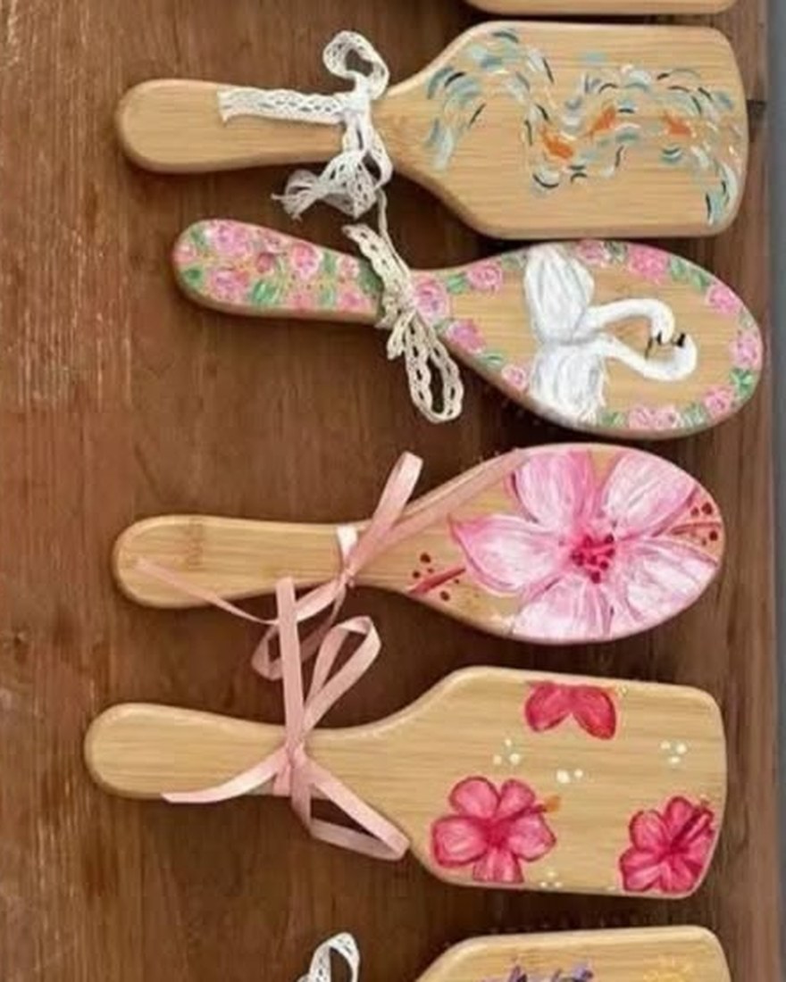 Spazzole in legno decorate con fiori e nastri